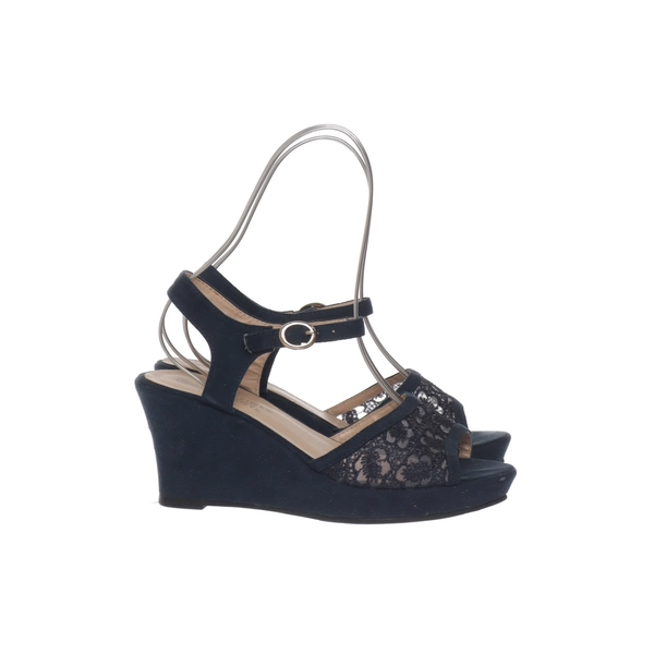 Heeled shoes