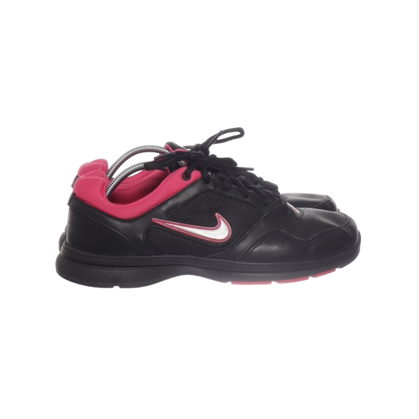 Sports shoes