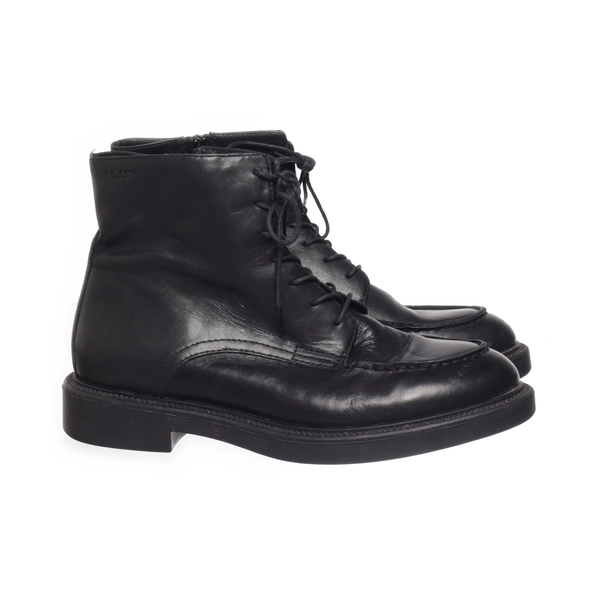 Lace-up boots
