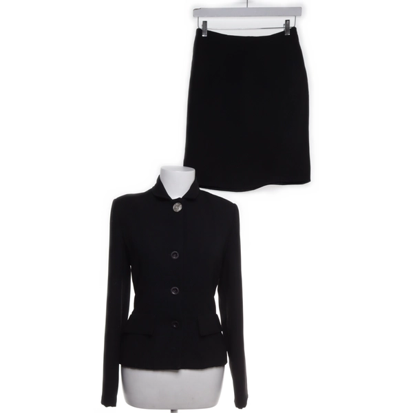 Suit with skirt