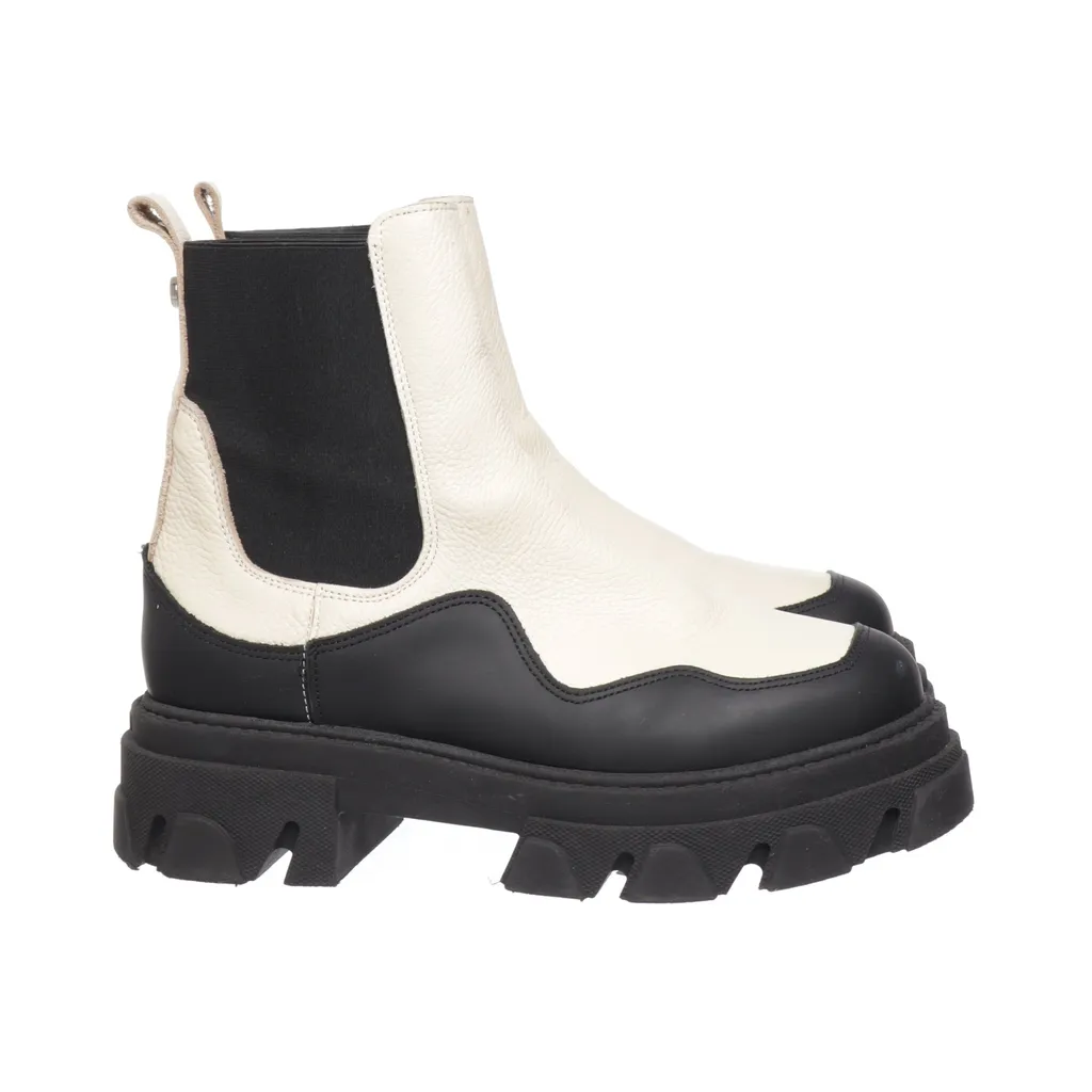Image of Steve Madden Chelsea boots (Preloved)