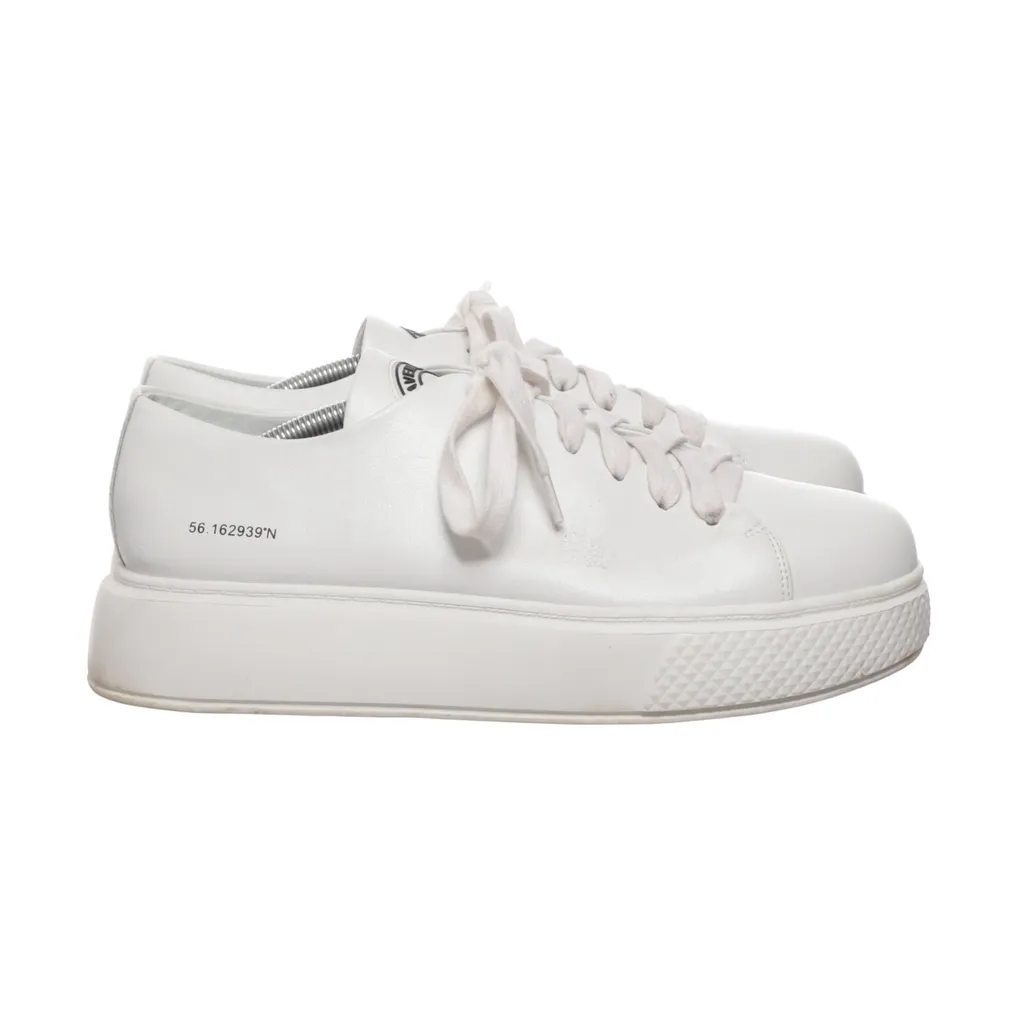 Image of Pavement Sneakers (Preloved)