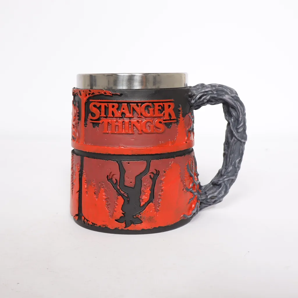 Lacoste x Netflix: Strager Things - Becher - Schwarz