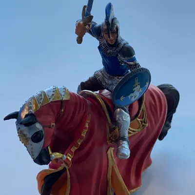 Leksaksfigur (Ritter mit Pferd blau rot) från Bullyland