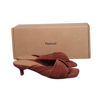 Mules (Emi) fra Flattered Ruskind