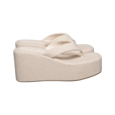 Kilklackar (Beige) från PrettyLittleThing