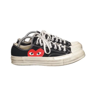 Tygskor (Svart, Röd, Vit) från Comme des Garçons PLAY x Converse Skinn