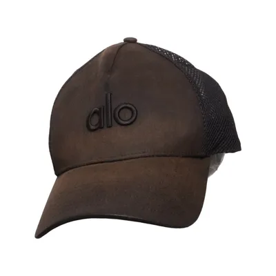 Trucker pet (Bruin) van Alo Yoga