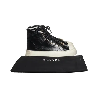 Sneakers (Svart, Vit) från Chanel Skinn
