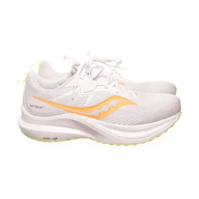 Running shoes (Tempus 2) from Saucony