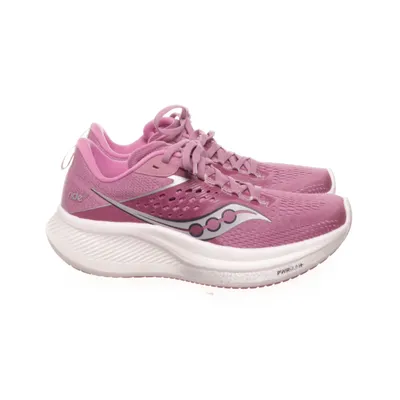 Running shoes (Ride 17) from Saucony