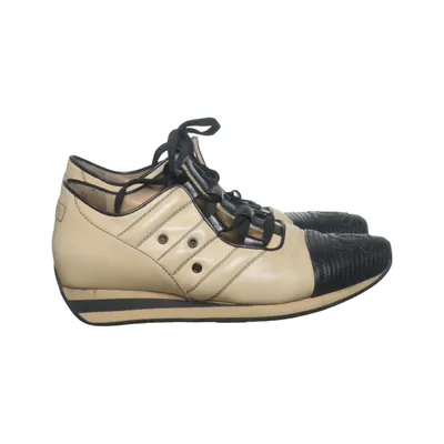 Sneakers (Beige, Svart) från Chanel Skinn