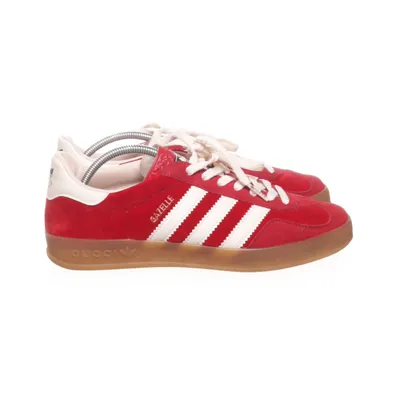 Sneakers (Gazelle ''Red Velvet'') från Adidas x Gucci Skinn, Mockaimitation