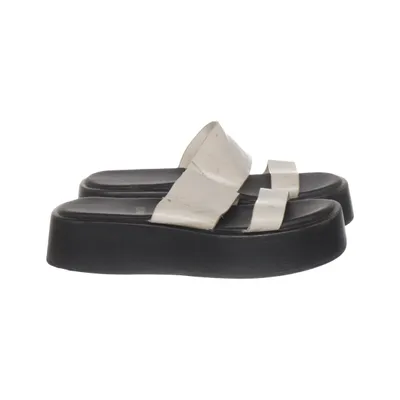 Slip-ins (Black, White) from Vox
