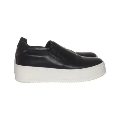 Slip-ons (Black, White) from SoAu
