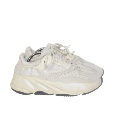 Sneakers ( Yeezy Boost 700 Analog) från Adidas x Yeezy