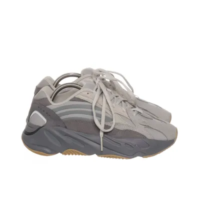 Sneakers ( Boost 700 V2) från Adidas x Yeezy