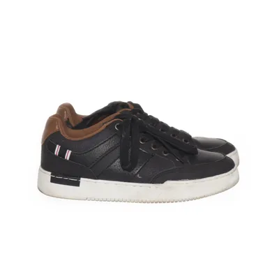 Sneakers (Black) from Memphis One