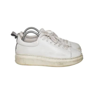Baskets (Blanc) de Jim Rickey Cuir