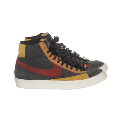 Tygskor (Svart, Röd, Gul) från Nike