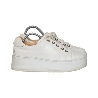 Baskets (Blanc) de Stockholm Design Group Cuir