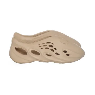 Sandaler (Yeezy Foam RNR Desert Sand) från Adidas x Yeezy