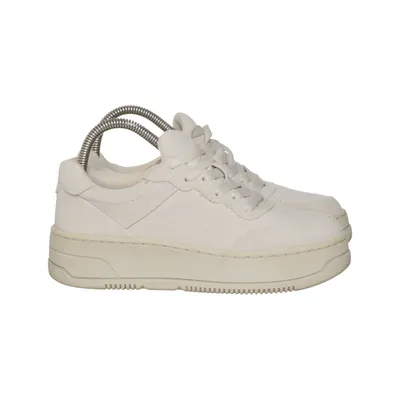 Baskets (Beige) de Attitude