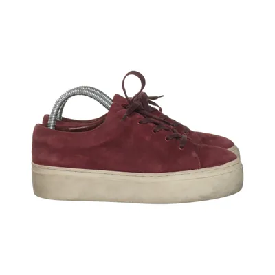 Baskets (Violet) de Jennie-Ellen Cuir