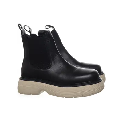 Chelsea boots (Beige, Svart) från Edited Skinn