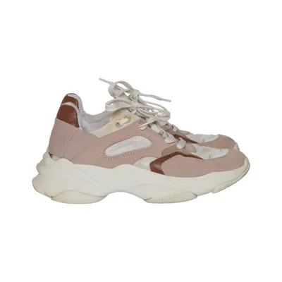 Baskets (Rose, Blanc, Marron) de Agnes Cecilia