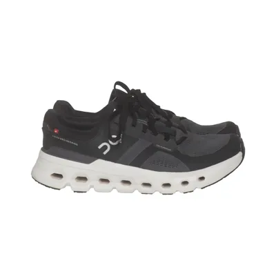 Running shoes (Cloudrunner) from On Running