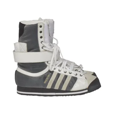 Bottes à lacets (Gris, Blanc, Noir) de Adidas