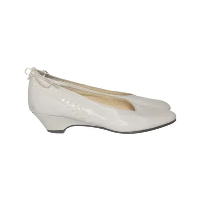 Pumps (White) from Matcha