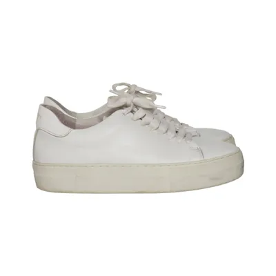 Baskets (Blanc) de Jim Rickey Cuir