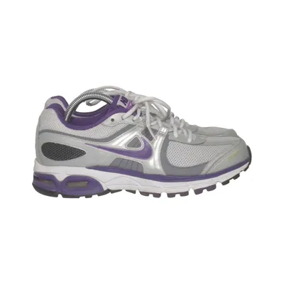 Running shoes (Moto 8) from Nike
