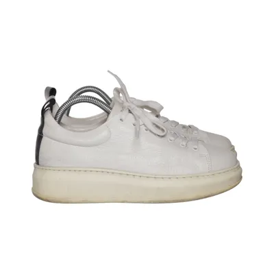 Baskets (Blanc) de Jim Rickey Cuir