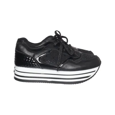 Baskets (Noir, Blanc) de Claudia Ghizzani
