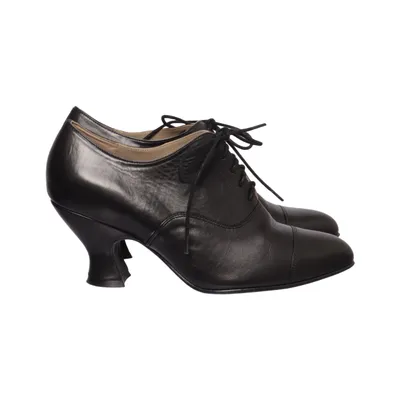 Stövletter (EDWARDIAN OXFORD SHOE WITH POMPADOUR HEEL - 1900 - BLACK - BERTHA Vida) från Memery Skinn