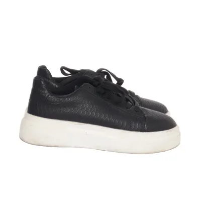 Sneakers (Black) from She & In