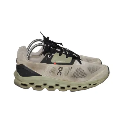 Running shoes (Beige, Black) from O.N