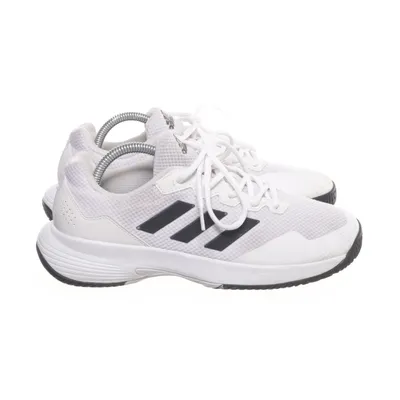 Sneakers (Courtjam Bounce) från Adidas