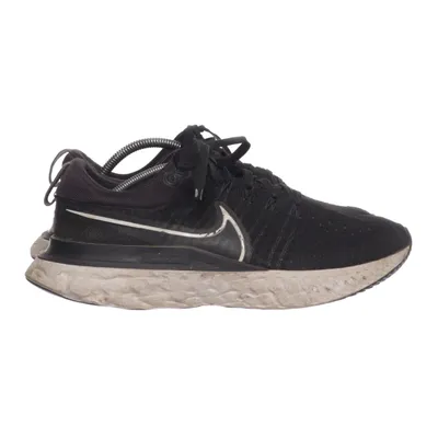 Running shoes (Infinity Flyknit) from Nike