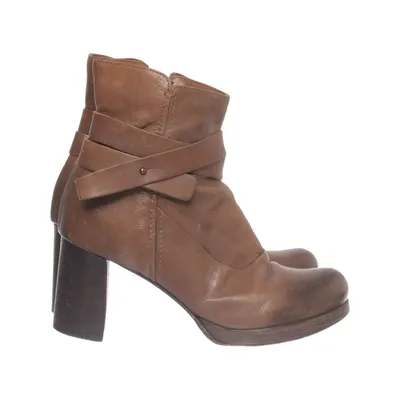 Heeled boots (Brown) from Laura Bellariva