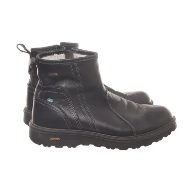 Boots (Svart) från Graninge Skinnimitation