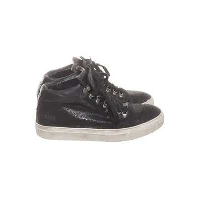 Sneakers (Black) from Nubikk