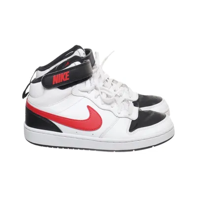 Basketskor (Court Borough Mid 2) från Nike