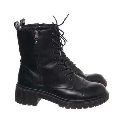 Laced boots (Black) from Studio London