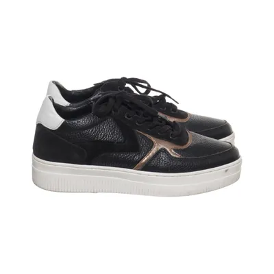 Baskets (Noir, Or, Blanc) de Maruti