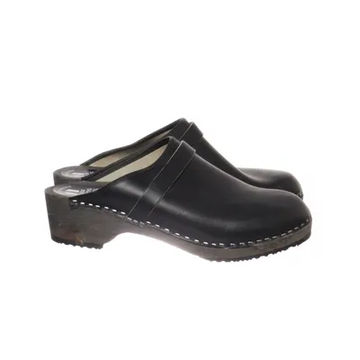 Clogs (Black) from Svensk Fotriktig Trätoffel