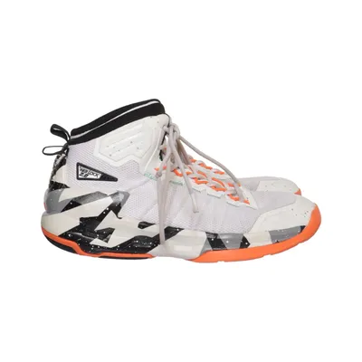 Basketball shoes (White, Orange, Black) from Tarmak